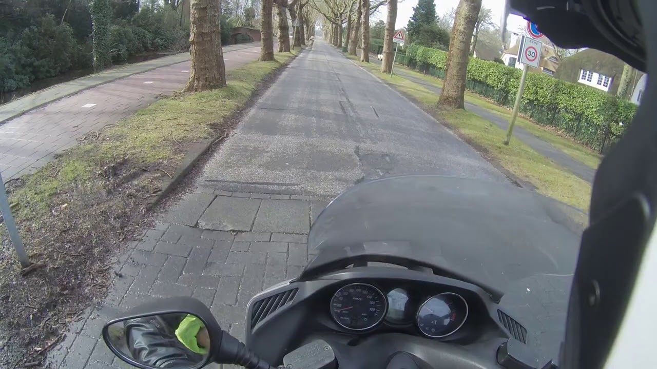 Scooterbaas helpt losgeslagen paard