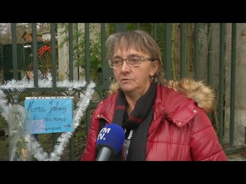 À Marnes-la-Coquette, les fans de Johnny se recueillent encore avant la vente de sa maison
