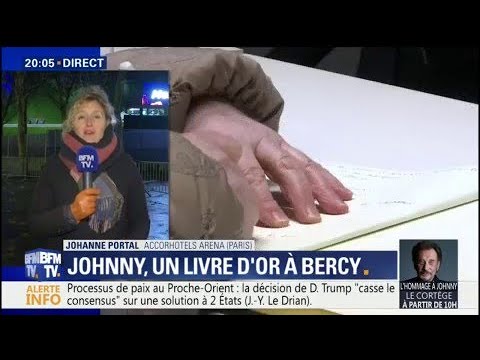 Hommage à Johnny : les fans signent le livre d’or à l'Accor Arena de Bercy