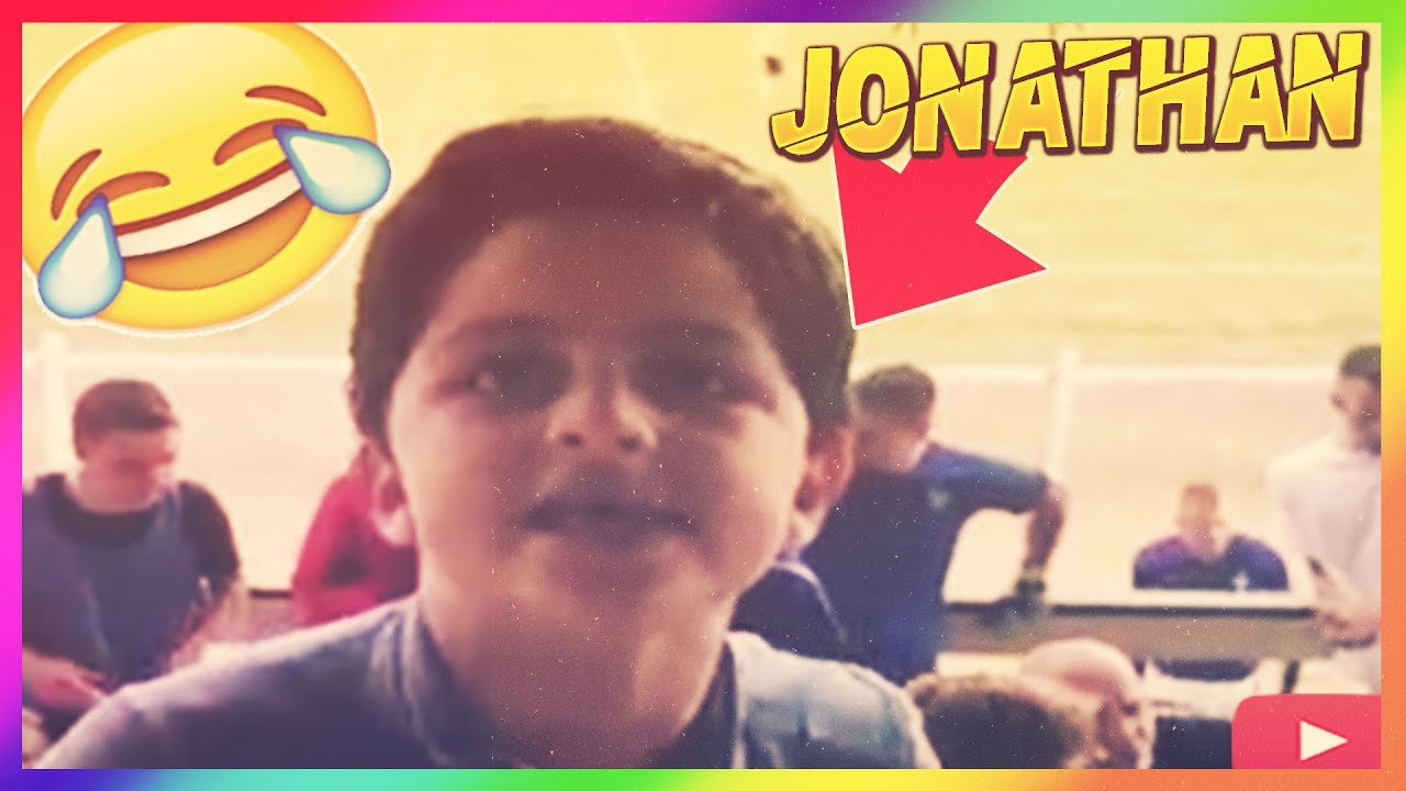 Qu'est ce qui est jaune et qui attend ? C’est Jonathan !