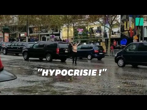 Des Femen forcent la sécurité au passage de la voiture de Trump sur les Champs-Élysées