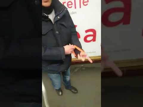 Une femme veut éviter les contrôleurs