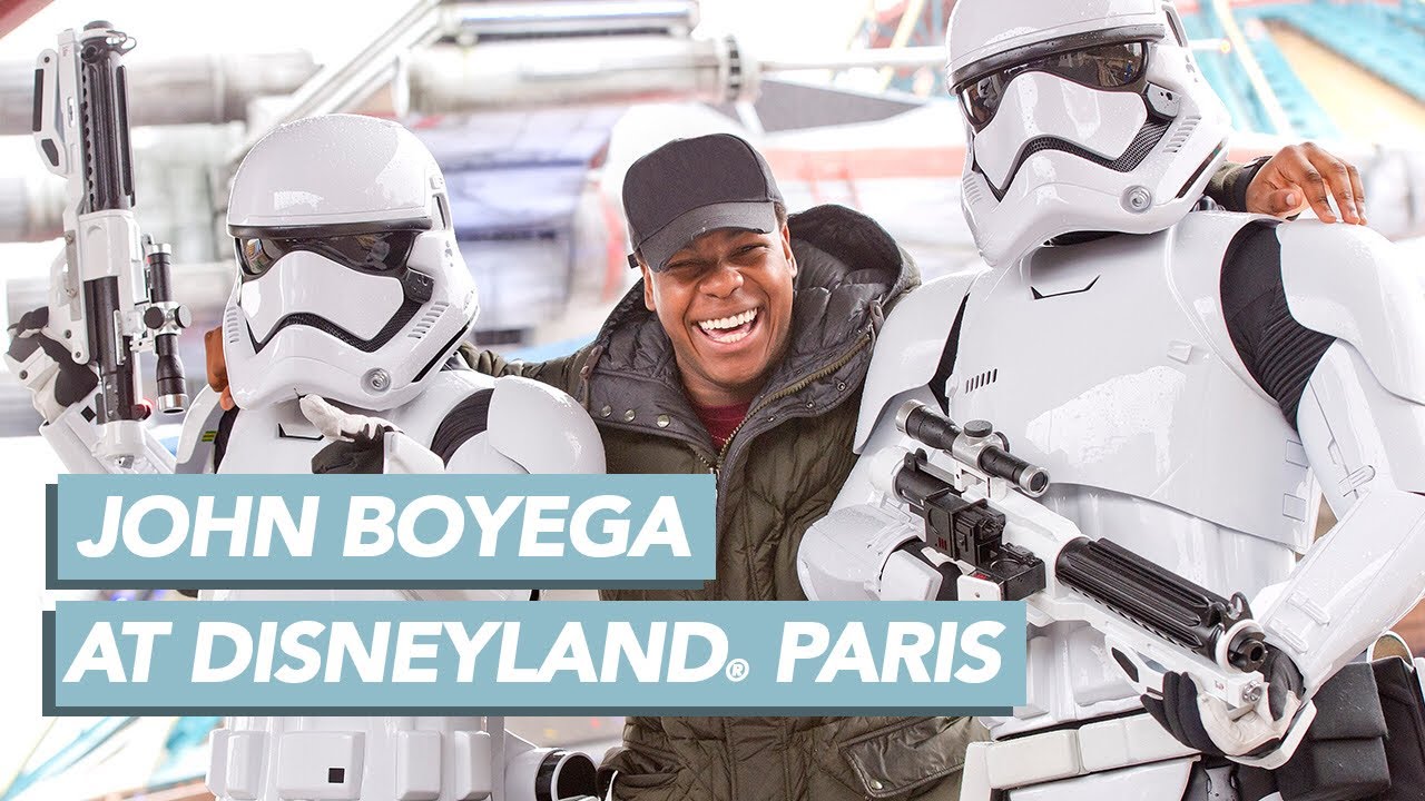 John Boyega alias Finn vient vivre l'expérience des Légendes de la Force