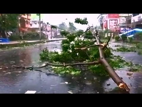Cyclone Hudhud hits Andhra Pradesh coast