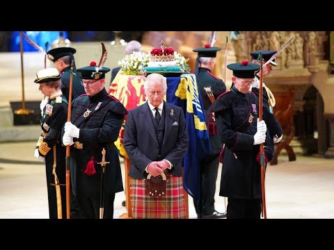 Le cercueil d'Elizabeth II est exposé dans la cathédrale Saint-Gilles d'Édimbourg