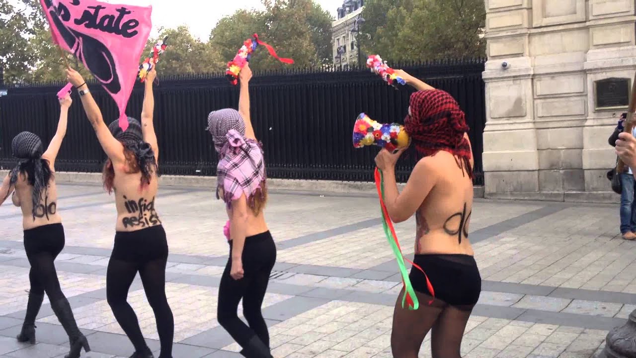 Les Femen sortent des kalachnikovs en plastique sur les Champs-Elysées contre l'EI