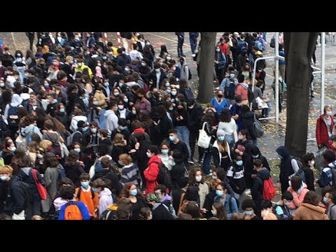 Rentrée du 2 novembre. Collégiens et Lycéens rassemblés en nombre et sans distanciation
