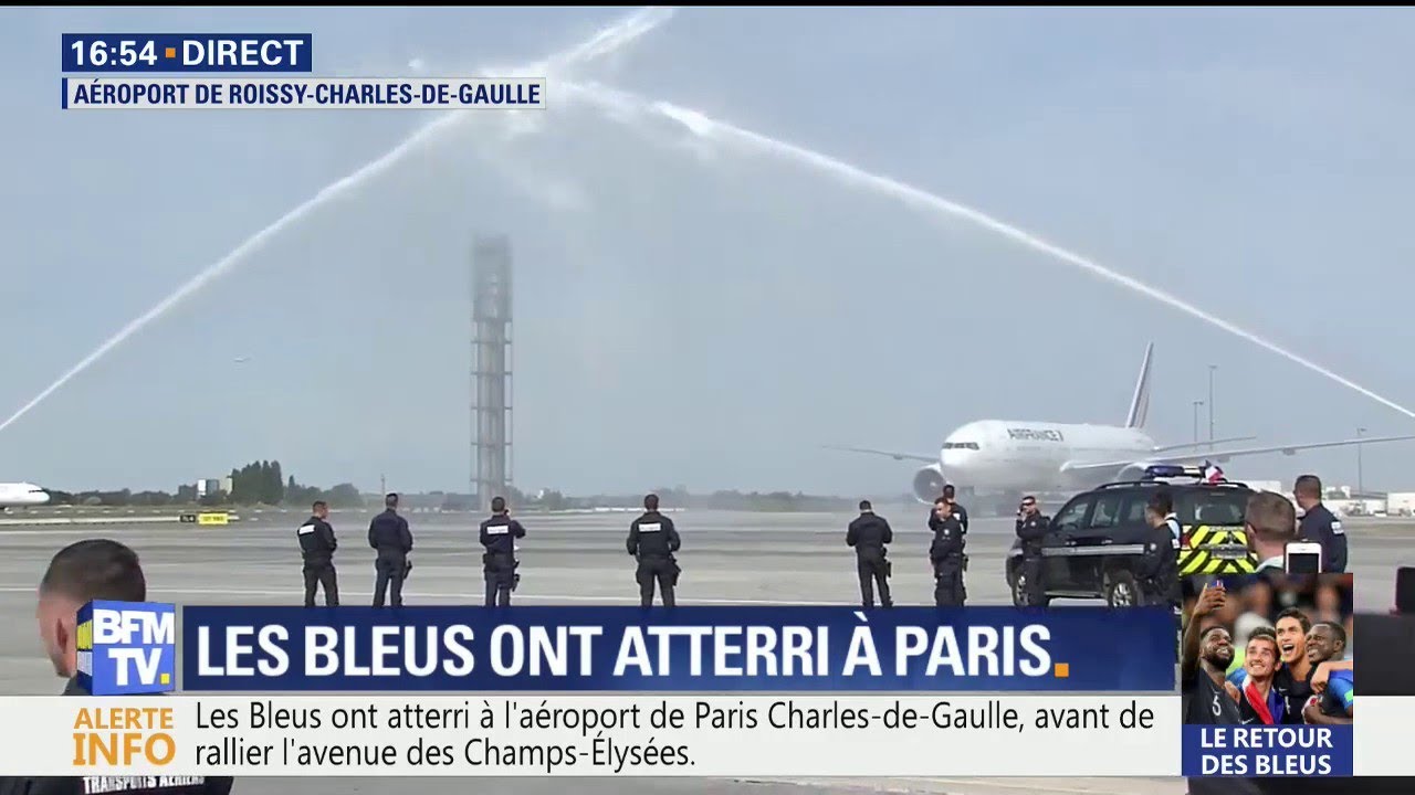 Le "water salute" des pompiers pour les Bleus à leur arrivée à Roissy