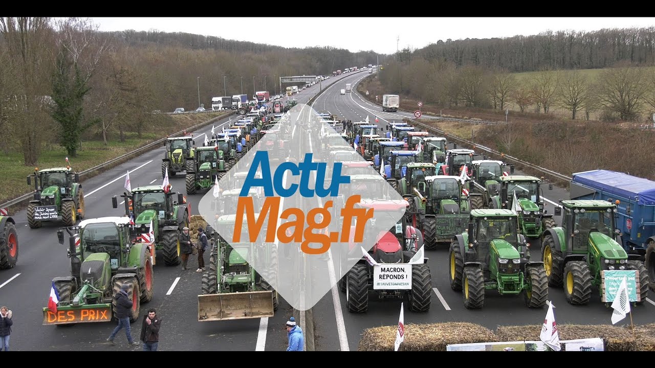Les agriculteurs bloquent le péage de l'A10 à Dourdan
