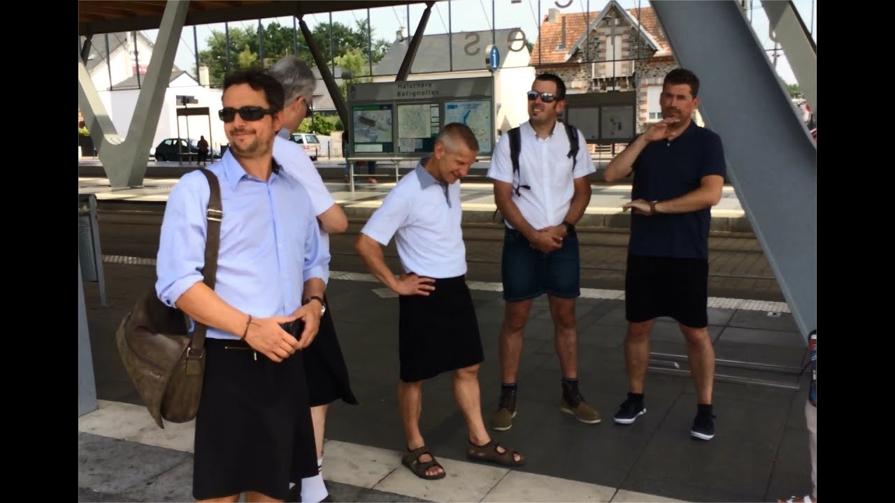 Nantes. Canicule, les conducteurs CFDT de la TAN sont en jupe pour protester