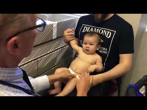 Doctor Distracts Baby From Shots With Goofy Song - 991775