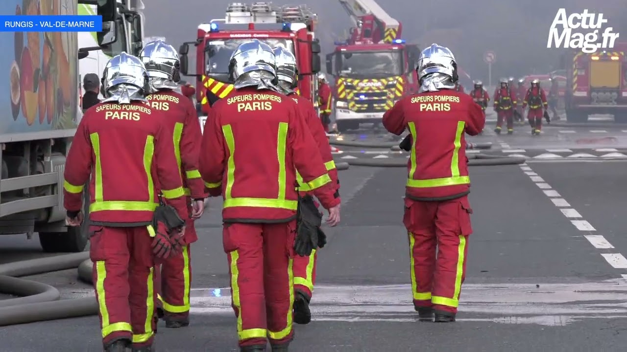Val-de-Marne : Un incendie ravage un entrepôt de fruits et légumes à Rungis