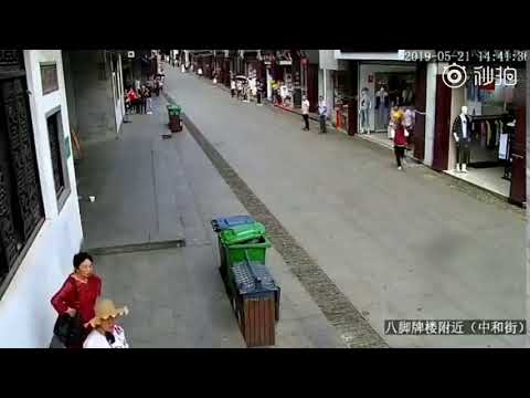 White horse runs wild in Anhui and injures three