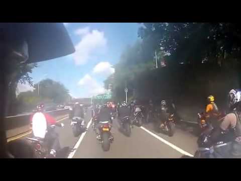 Un 4x4 fonce sur des motards et se fait lyncher