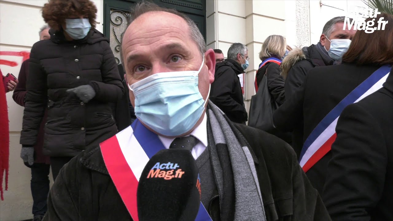 Dégradations à Saintry : Elus locaux et habitants rassemblés devant la mairie pour soutenir le maire