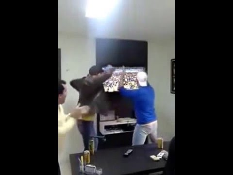 Un supporter brésilien casse sa télé pendant un match de foot