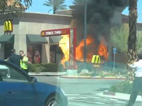 Pickup en feu au drive-in d'un McDonald's