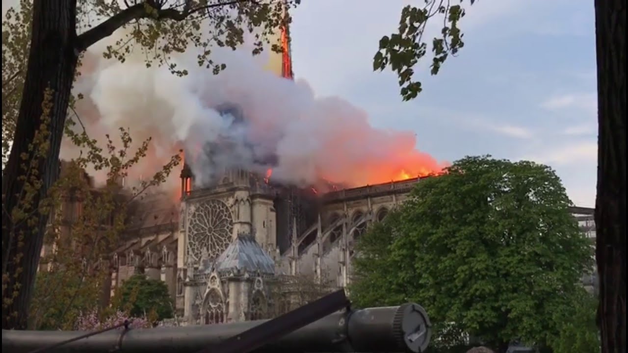 La flèche en feu de Notre-Dame de Paris s'effondre