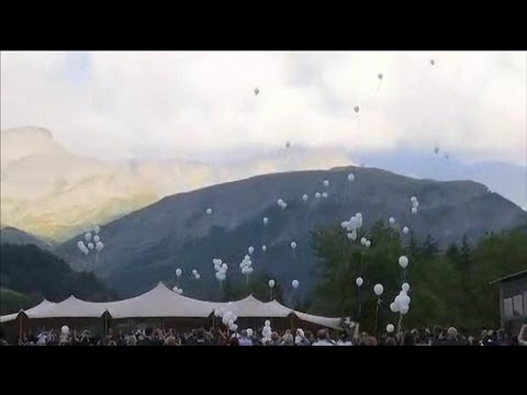 Crash du Germanwings: la cérémonie d'hommage aux victimes s'achève par un lâcher de ballons