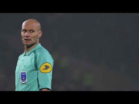 L1 - Nantes-PSG: l'arbitre tacle un joueur puis l'exclut