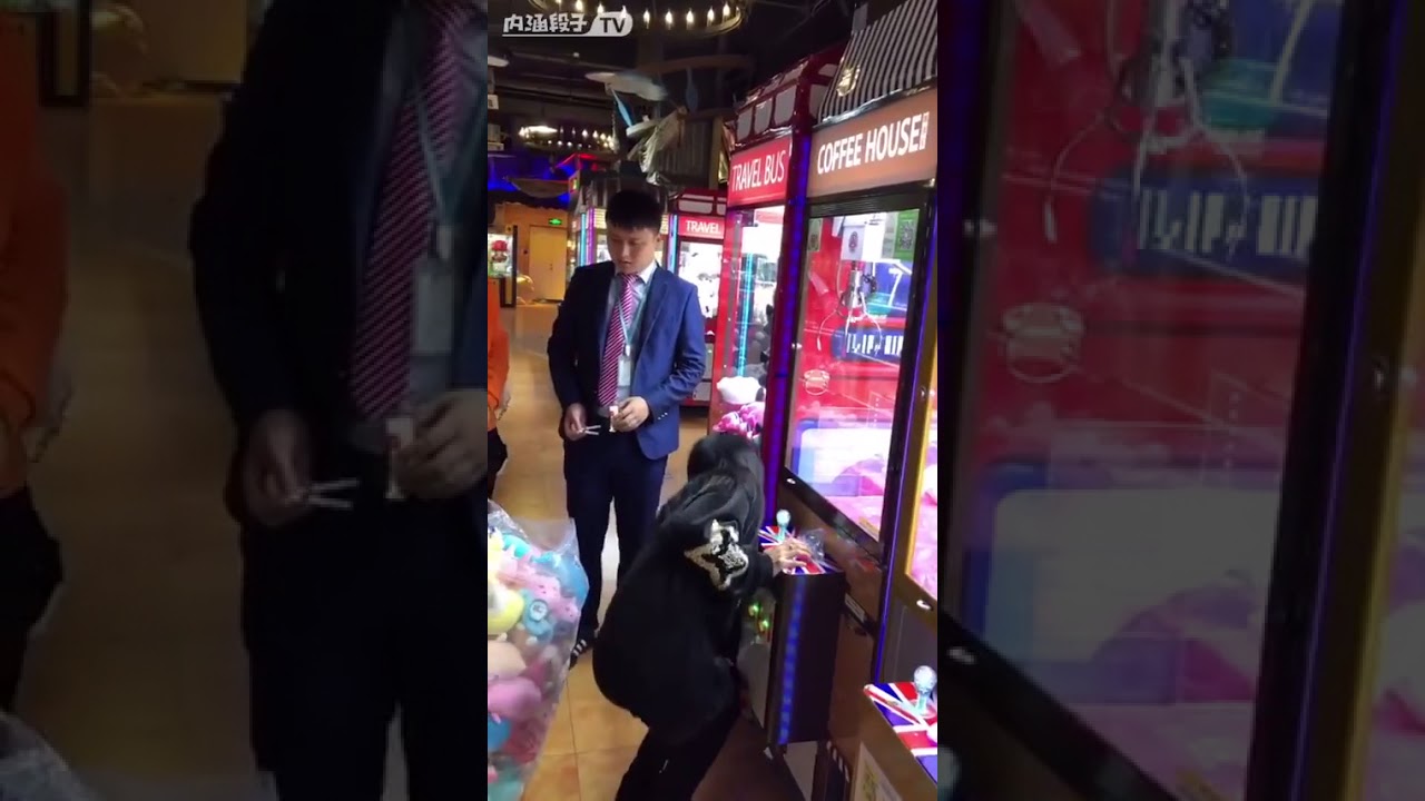 Elle dépouille une machine à pince