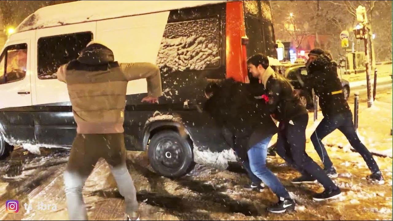 Paris enneigé, les voitures bloquées