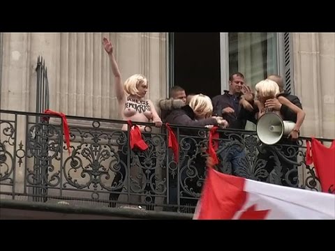 Défilé du FN: l'évacuation musclée des trois Femen