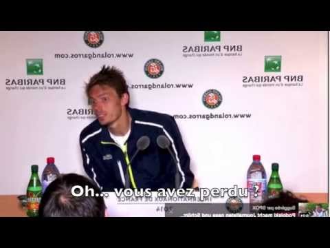 Un journaliste félicite Nicolas Mahut alors qu'il a perdu (sous-titres).