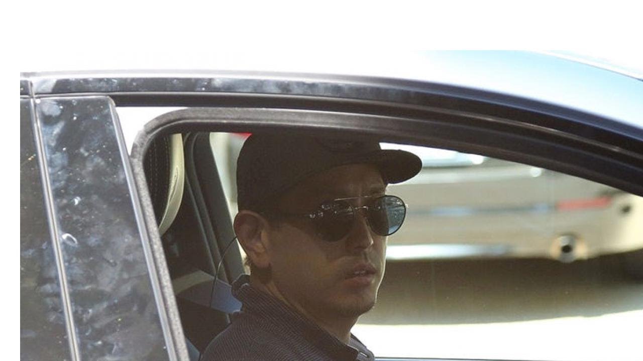 Chester Bennington Bandmate Joe Hahn Arrives ... Fans Leave Flowers at Home