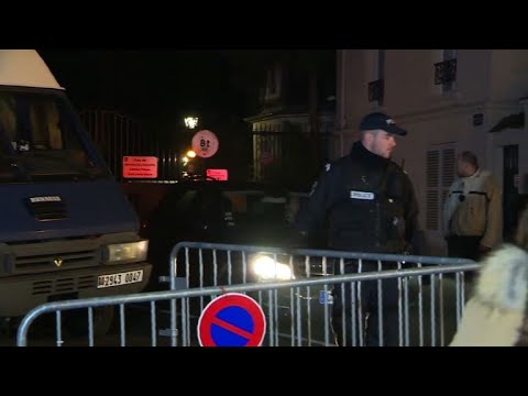 A l'extérieur du domicile de Johnny Hallyday