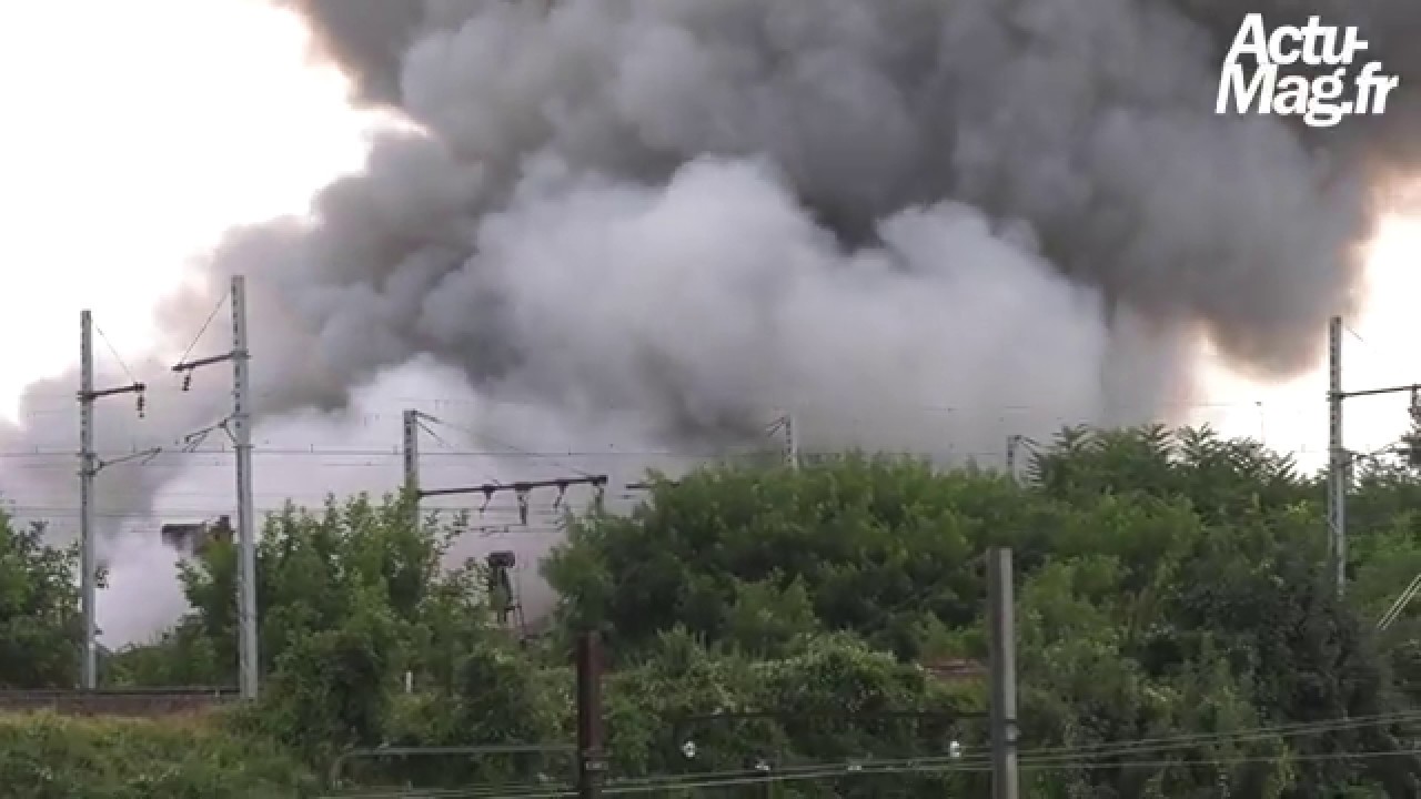 Athis-Mons : Un incendie spectaculaire dans une usine de traitement de déchets