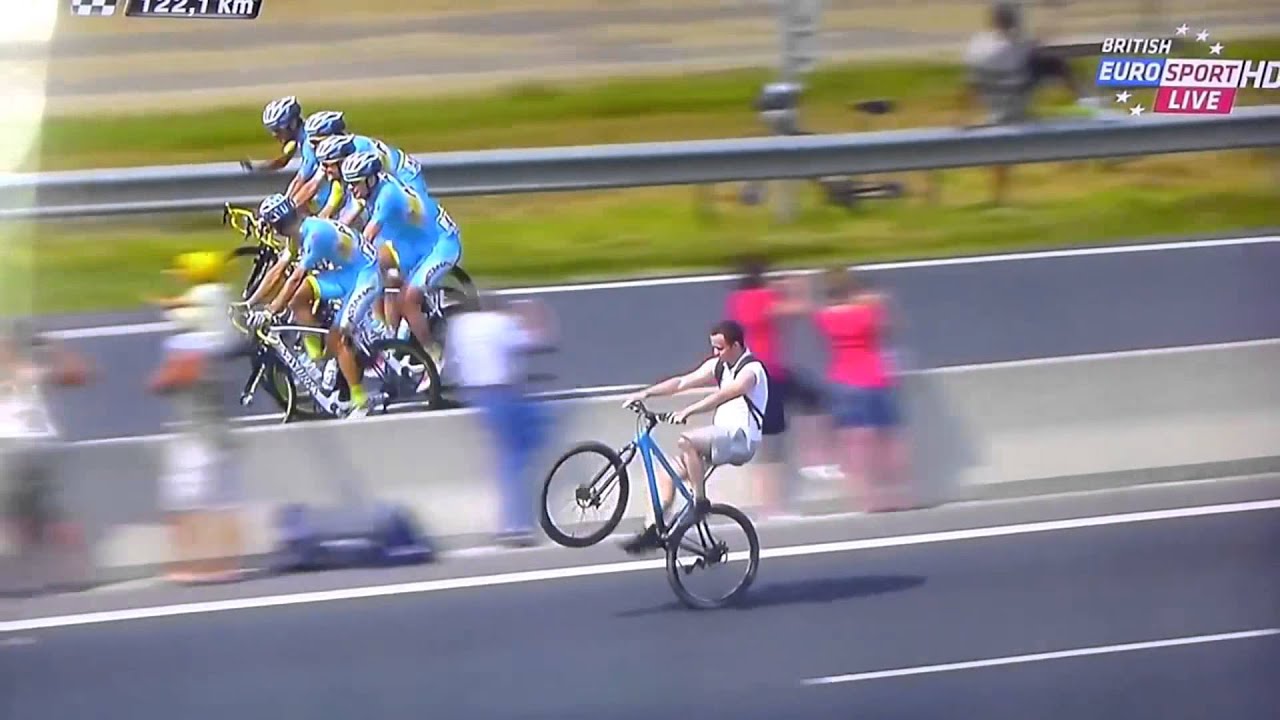 Male pinned on cyclists during cycling, he drove near the cyclists, the rear wheel on your bike