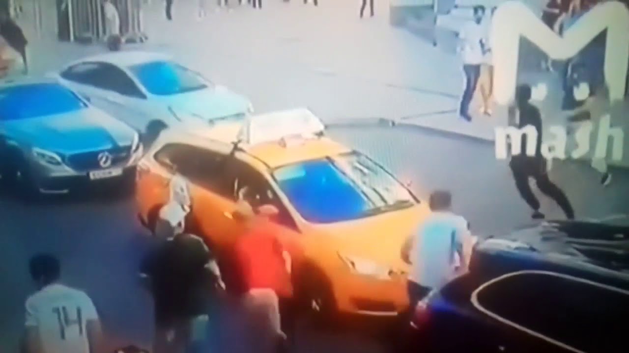 Táxi atropela multidão em Moscou e deixa ao menos 7 feridos
