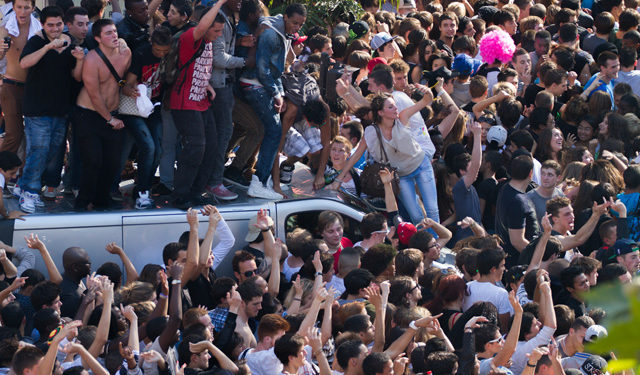 Techno Parade: Le jeune homme décédé avait été encouragé par la foule à grimper !