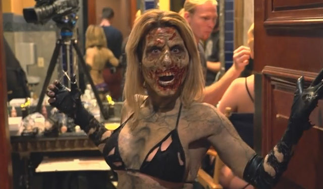 Quand les hôtesses d’un club de striptease se transforment en Zombies et attaquent leurs clients !