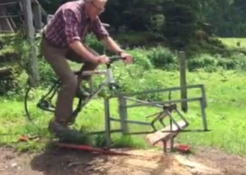 Il coupe du bois sur… son vélo !