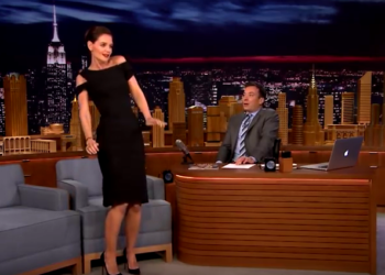 Katie Holmes se lâche sur une imitation de Beyoncé sur le plateau du Tonight Show.