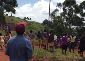 L&rsquo;impressionnante réaction d&rsquo;enfants africains qui découvrent un drone pour la première fois  !