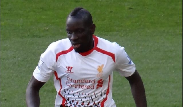 Un steak trop cuit provoque l’hilarité générale sur Twitter: Mamadou Sakho prend la défense de sa femme face aux critiques.