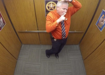 Pour son départ à la retraite, ce policier se met à danser dans l&rsquo;ascenseur du commissariat !