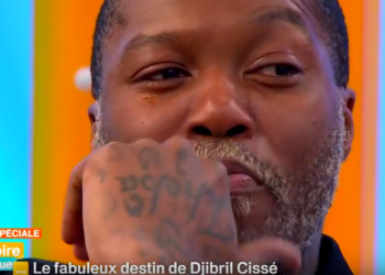 « Pour moi il y a Dieu et il y a ma mère »: Djibril Cissé fond en larmes sur le plateau de Toute Une Histoire.