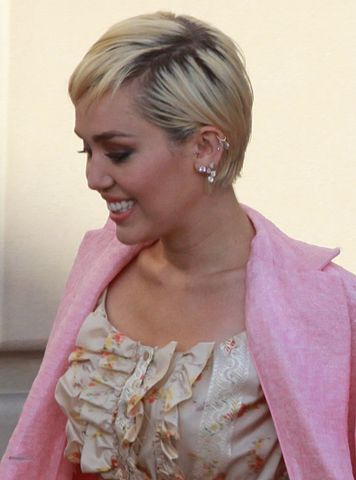 « Je pars (de ce pays) si c’est ça mon président »: Le coup de gueule de Miley Cyrus contre Donald Trump.