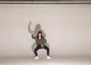 Christine and the Queens dans Girls : La française partage sa joie par la danse !