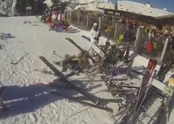 Regardez cette incroyable chute à ski d&rsquo;une femme qui fonce dans les skis d&rsquo;un restaurant en altitude !