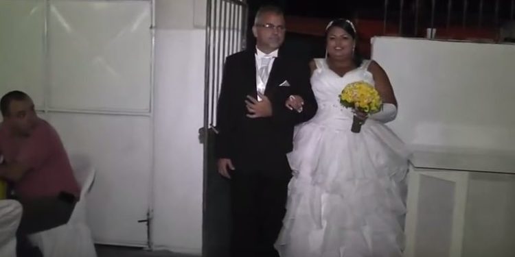 L’énorme bourde d’un DJ qui se trompe de musique lors d’un mariage !