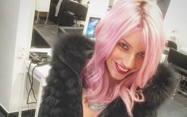 Nadège Lacroix : Son nouveau look avec les cheveux roses !