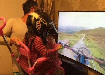 Quand papa s&rsquo;amuse à simuler une course de VTT avec le tricycle de sa fille !