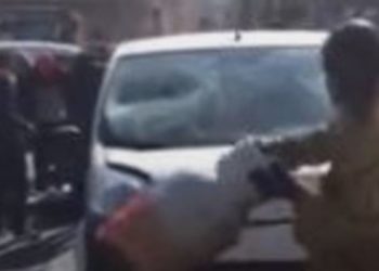 Paris : Un homme incontrôlable casse sa voiture à coup de bonbonne de gaz sur le boulevard Barbès