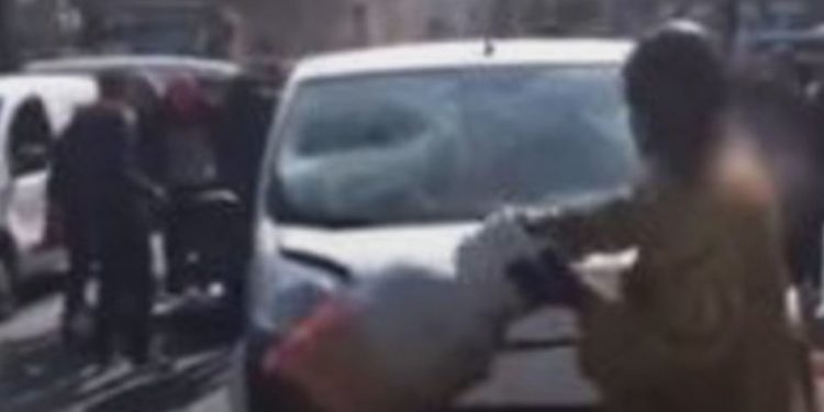 Paris : Un homme incontrôlable casse sa voiture à coup de bonbonne de gaz sur le boulevard Barbès