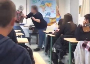 Un professeur perd patience et s’emporte en pleins cours dans un lycée français !